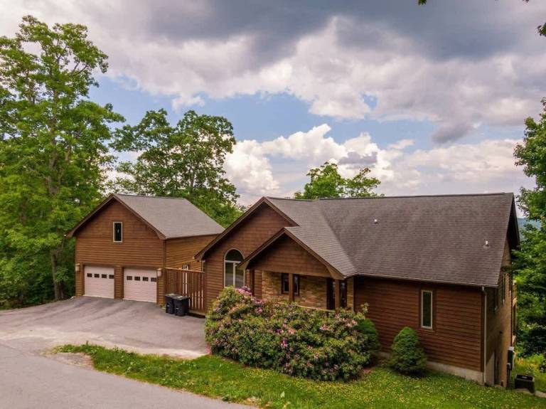 Family-friendly big vacation home with yard, barbecue & jacuzzi | Mountain view | Suitable for remote work | Pet-friendly — photo 5