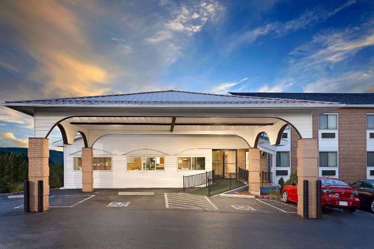 Super 8 By Wyndham Hillsville in Hillsville, VA
