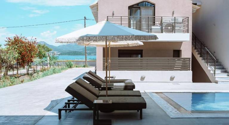 Vacation home with terrace & pool | Pet-friendly — photo 4