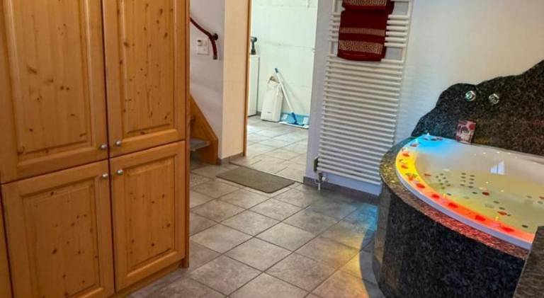 Chalet with jacuzzi — photo 4