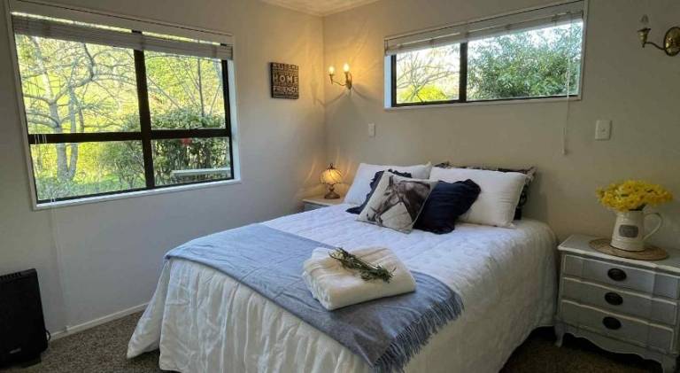 Rose Cottage - private suite - bedroom, lounge, bathroom and kitchenette in Auckland