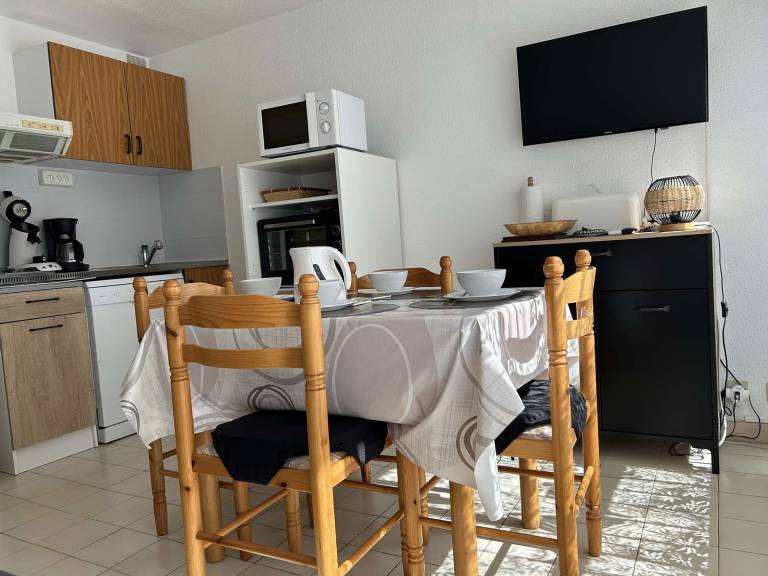 Downtown 1BR Apartment with Bunks, Near Beach & Port, Private Parking Included in La Grande-Motte
