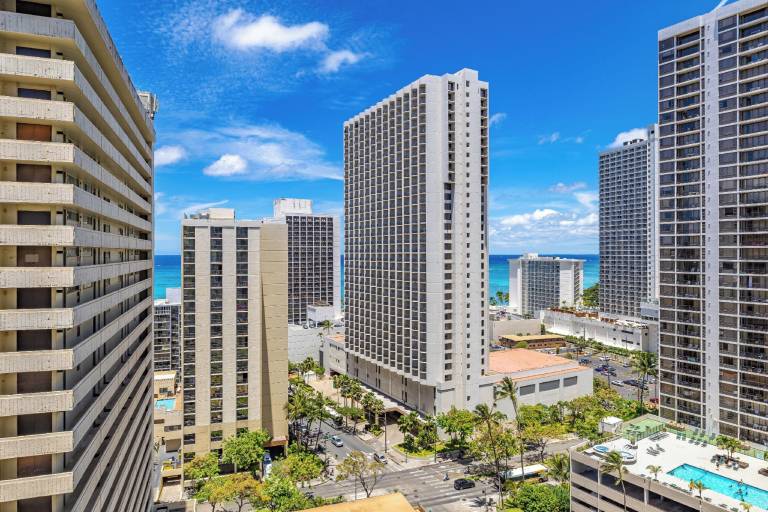 Waikiki Sunset Close to Beach with Parking — photo 3