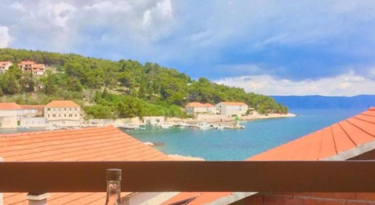 Rental apartment with patio & yard in Jelsa