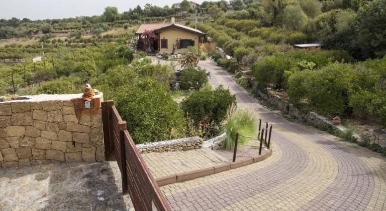 Vacation home with patio, pool & garden in Carlentini