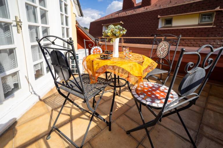 Apartment with yard, barbeque & patio — photo 4