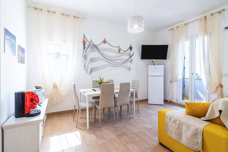Apartment 'Re Di Denari' with Sea View, Wi-Fi and Air Conditioning — photo 4