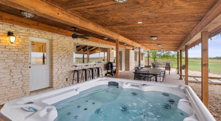 House with hot tub — photo 3