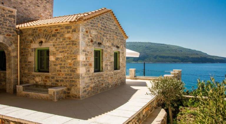 Nice holiday apartment with yard, pool & patio | Suitable for remote work | Pets are welcome in East Mani