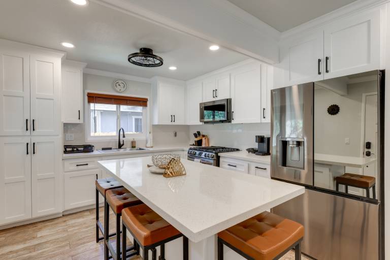 Near Slopes & Shores: Pet-Friendly Sugarloaf Gem — photo 4