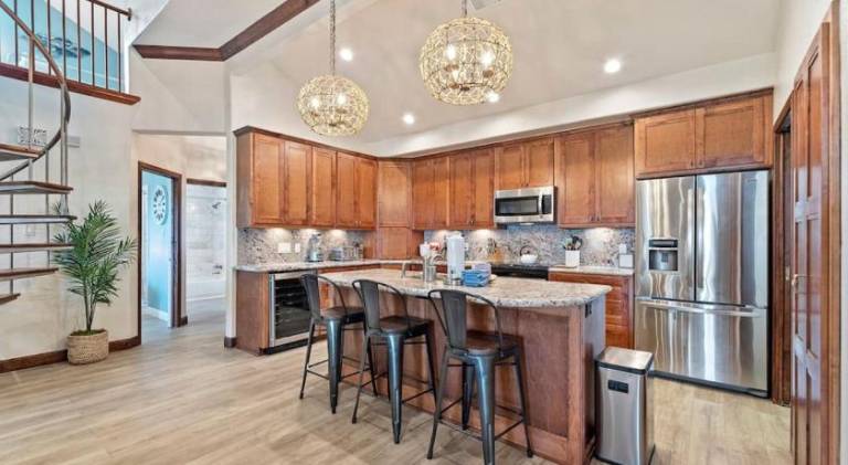 Fully equipped lovely vacation home with yard, grill & private pool | Beach nearby | Perfect for remote work | Pets allowed — photo 5