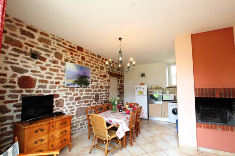 Gite with patio, yard & barbeque — photo 2