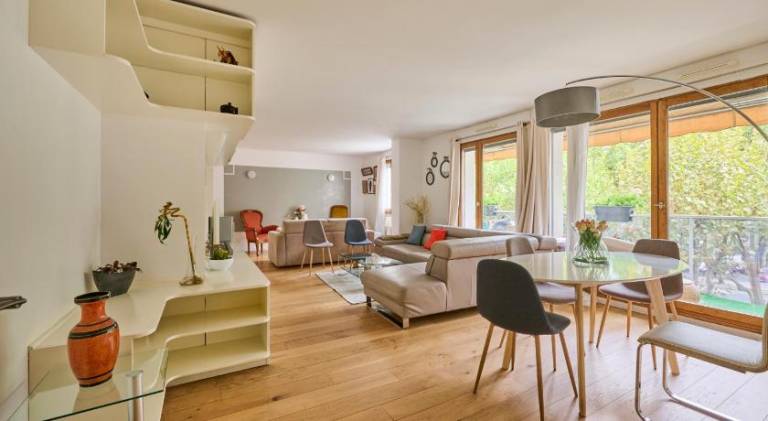 Holiday apartment with BBQ in Gennevilliers