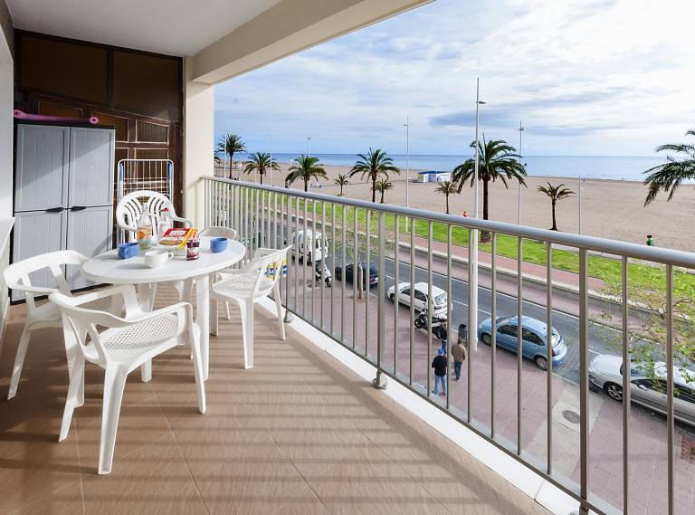 Apartment with yard, pool & patio in Gandia