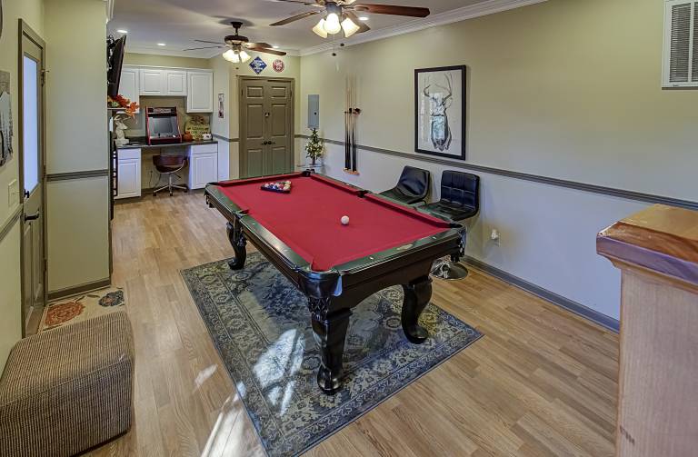 EZ drive Cabin~Private Hot Tub~Pool Table~pet friendly — photo 3