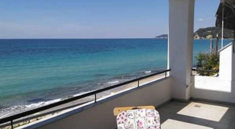 Rental apartment with patio & yard in Kassandra