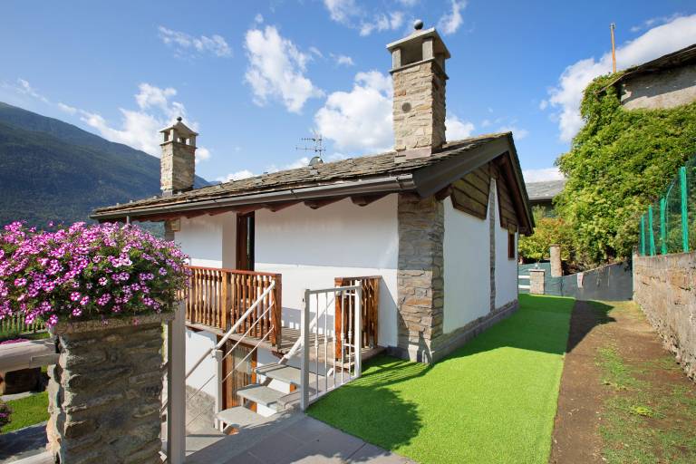 Apartment 'Casa Sabrina - Appartamento Bianco' with Mountain View, Private Terrace and Wi-Fi in Jovencan