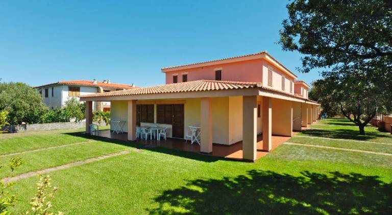 Rental apartment with garden & patio in San Teodoro