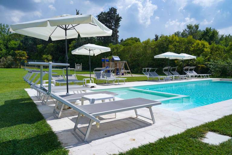 Holiday apartment 30 metres from the lake with shared jetty in Lazise