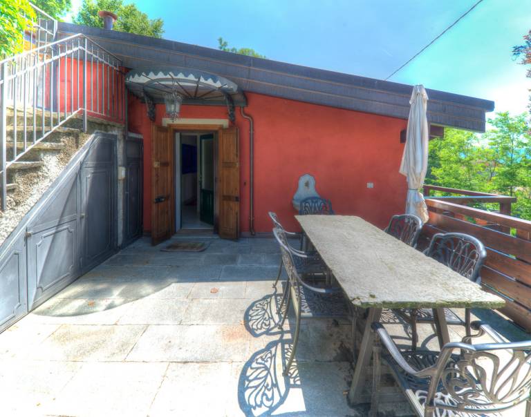 House with patio & garden — photo 2