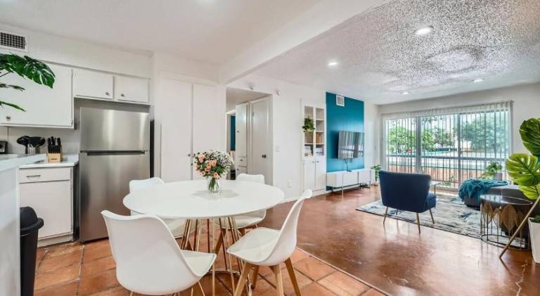 Your 2B Getaway - Steps 2 Dtwn - Sleeps 6 - Pool and Prkg — photo 3