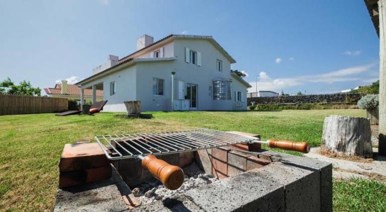 Fully equipped spacious house with yard & terrace | Pets are welcome in Ponta Delgada