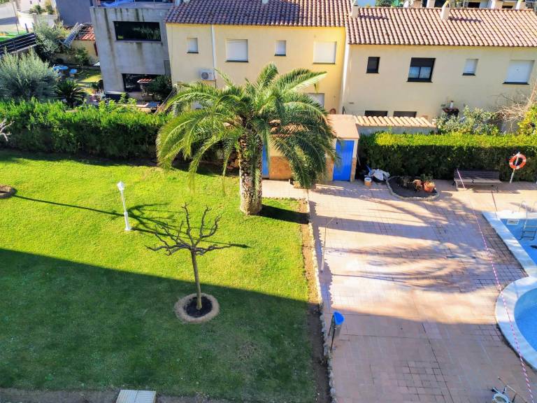 Rental apartment with yard, terrace & pool | Mountain view — photo 4