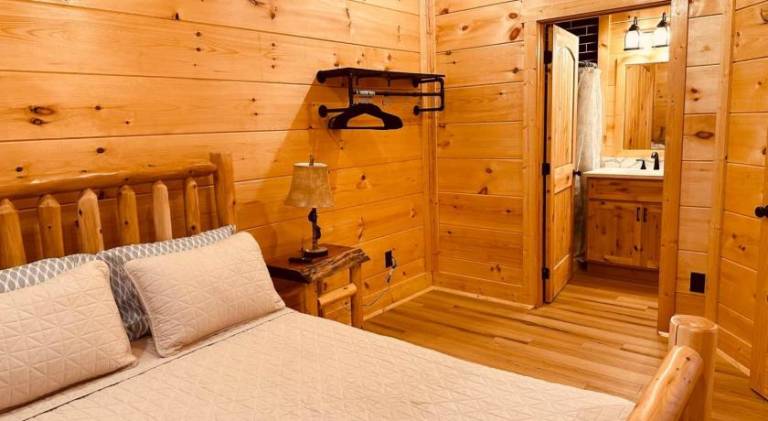 Beautiful vacation home with jacuzzi | Pets are welcome — photo 2