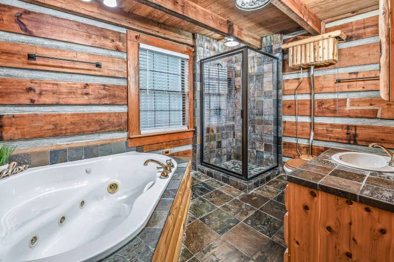 Hidden Acre Lodge: Pet Friendly, Free Attraction Tickets, Hot Tub, & WiFi — photo 4
