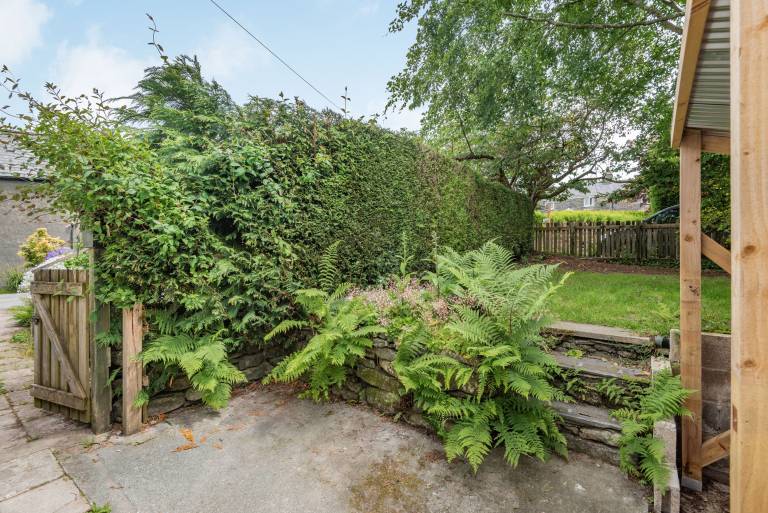 Cottage with yard — photo 4