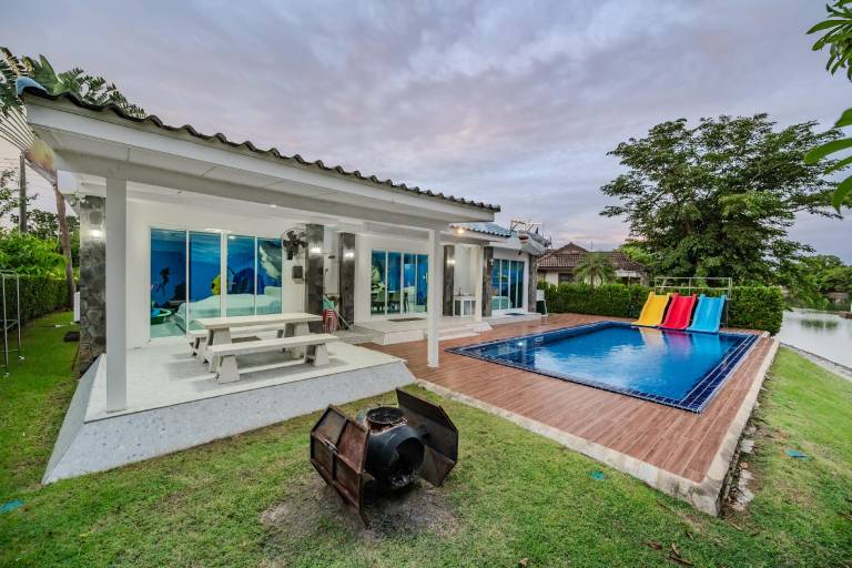 Villa with BBQ, private pool & yard — photo 3