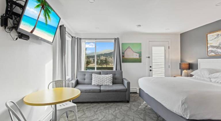 Lodge with jacuzzi, garden & BBQ in Estes Park, CO