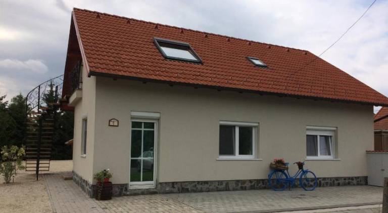 Holiday apartment with yard in Gyor
