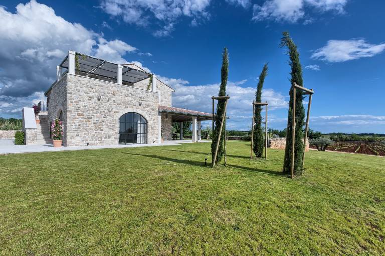 Villa with pool, garden & sauna | Pool view — photo 4