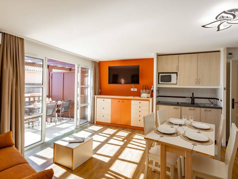 Rental apartment with pool, yard & terrace | Sea view — photo 4