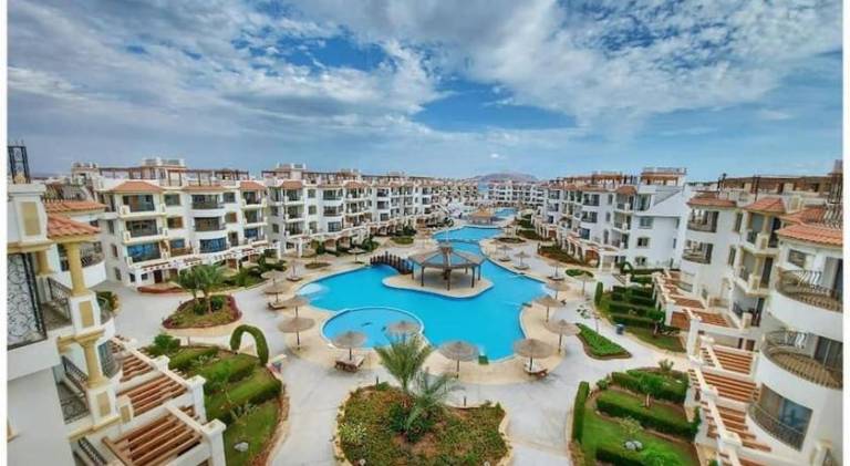 3-Bedroom Apartment on the Third Floor with 3 Balconies and lovely Pool View, Street View and Free B — photo 4