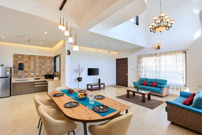 Villa with pool & yard | Pets allowed — photo 2