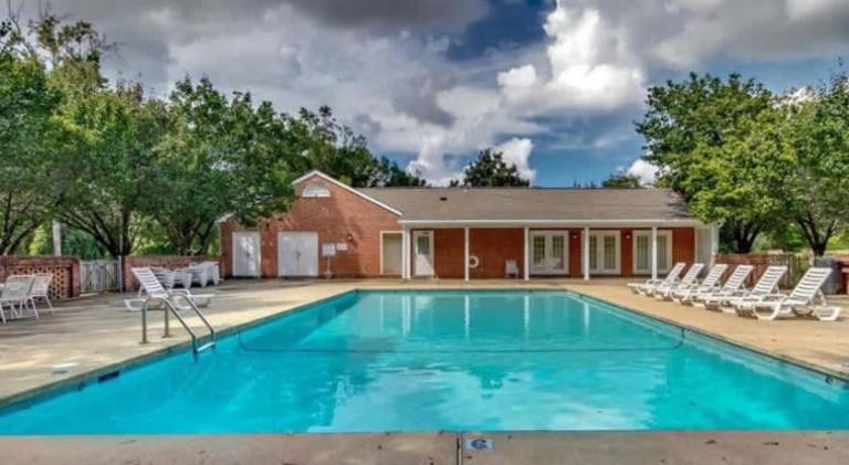 Vacation home with pool — photo 3