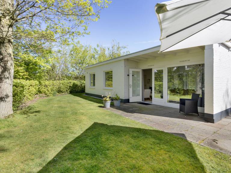 Strandhaus mit sch&ouml;nem Garten im Gr&uuml;nen