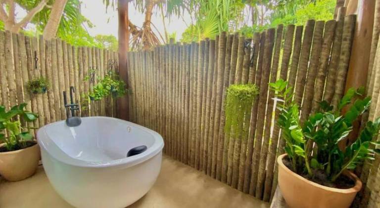 House with jacuzzi — photo 3