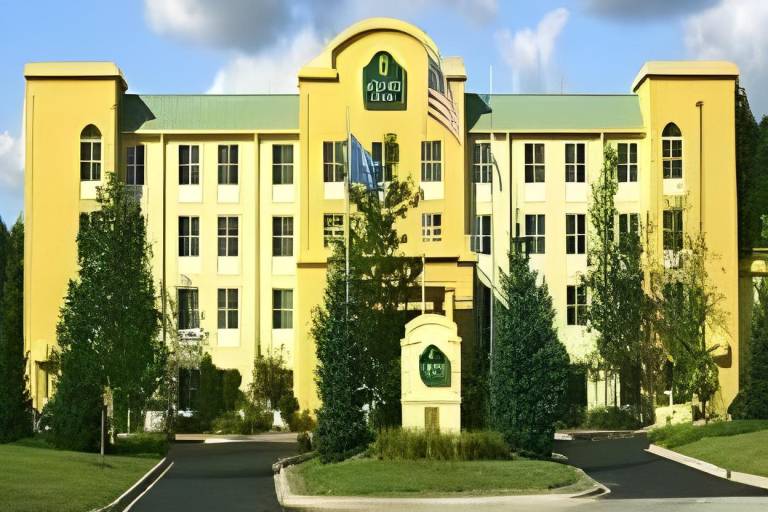 La Quinta Inn & Suites by Wyndham Milwaukee SW New Berlin in Waukesha, WI