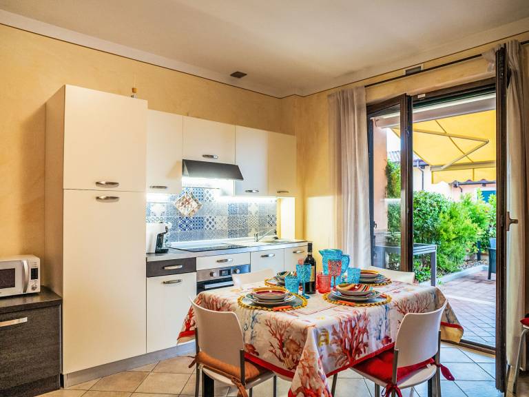 Rental apartment with garden, pool & patio — photo 4