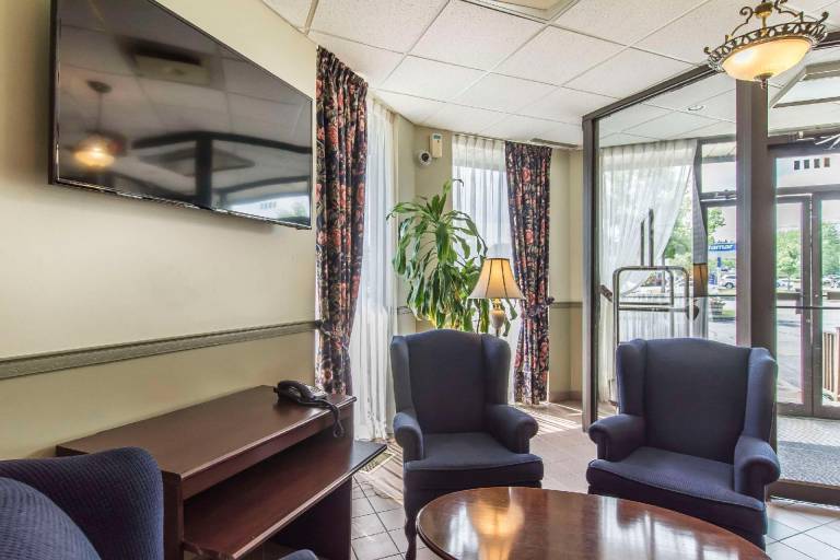 Quality Hotel & Suites — photo 2