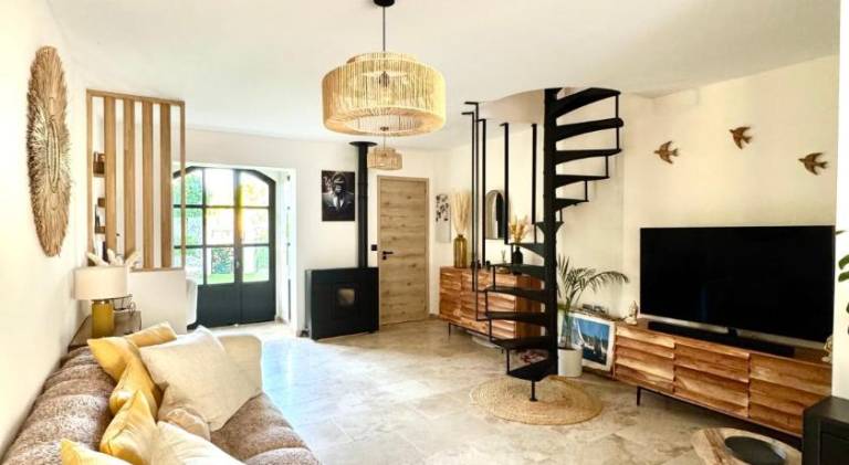 Fully equipped nice vacation home with private pool, garden & patio | Close to the beach | Suitable for remote work | Pets are welcome — photo 2