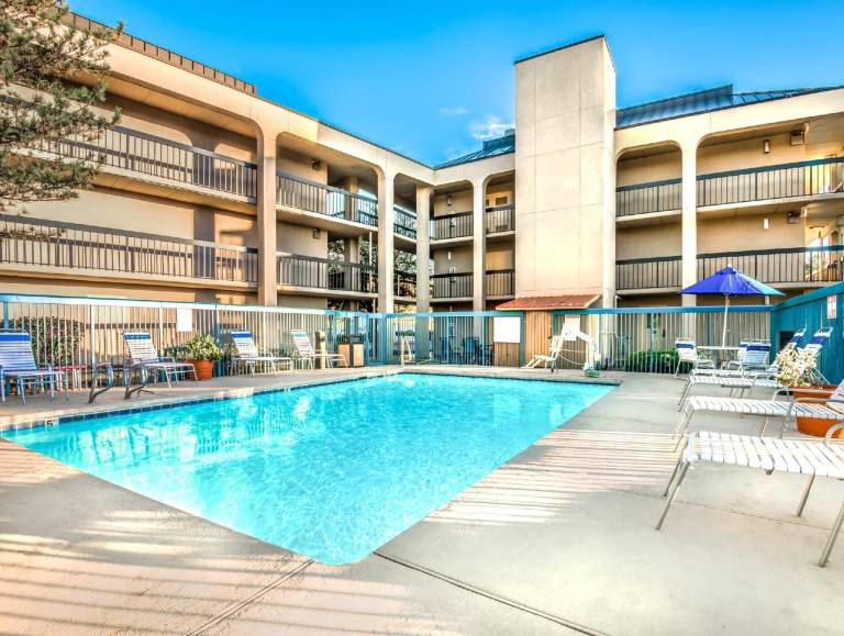 Days Inn & Suites by Wyndham Albuquerque North — photo 3