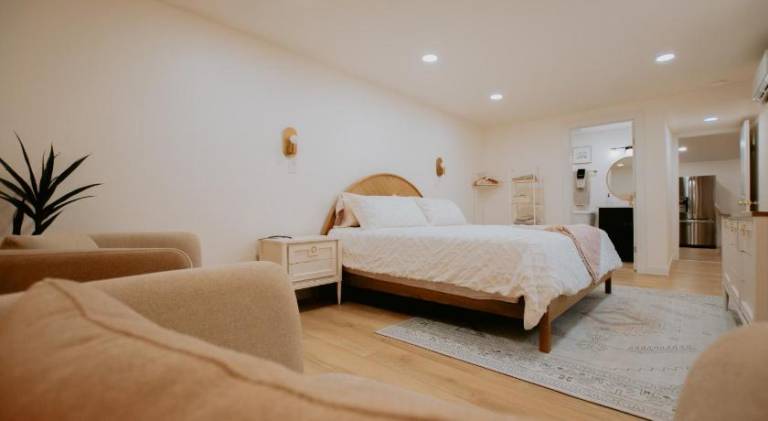 East Downtown Desert Chic Casita-Private Hot Tub-Close to Downtown-Pet Friendly! — photo 2