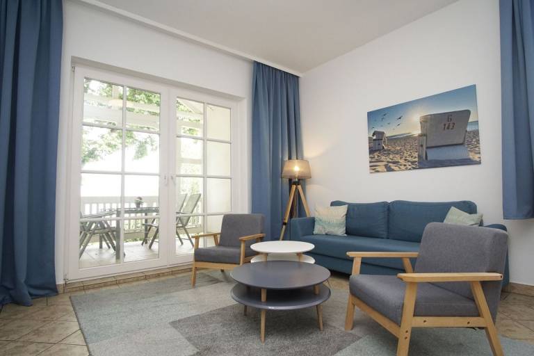 direkt an der Strandpromenade, Balkon mit Meerblick - Aparthotel Ostsee FeWo 31 — photo 3