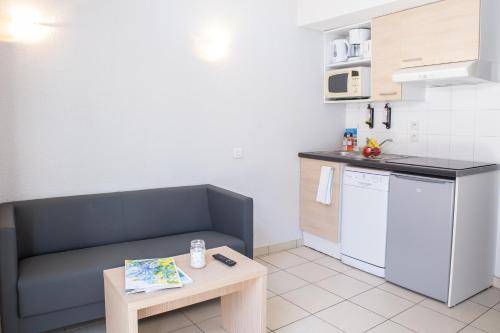Serviced apartment with patio, yard & pool — photo 5