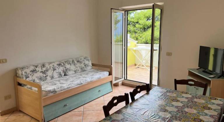 Serviced apartment with yard & patio — photo 2