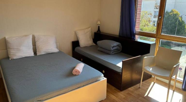 Holiday apartment with 1 room for 3 persons in Suresnes